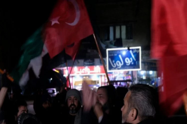 İdlibliler Türk bayraklarıyla sokağa döküldü