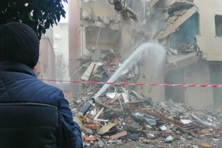 İstanbul'da 3 ağır hasarlı bina daha yıkıldı!
