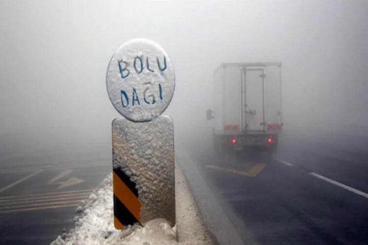 Bolu Dağı'nda sis ulaşımı yavaşlattı