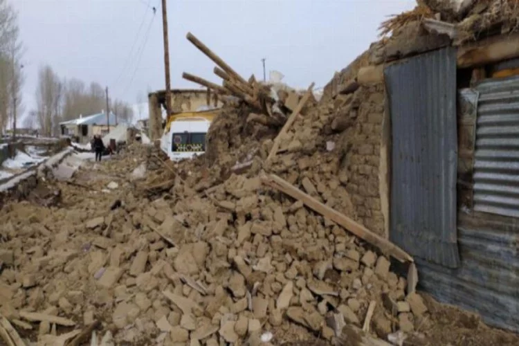Sınırdaki deprem Van'daki evleri yıktı!