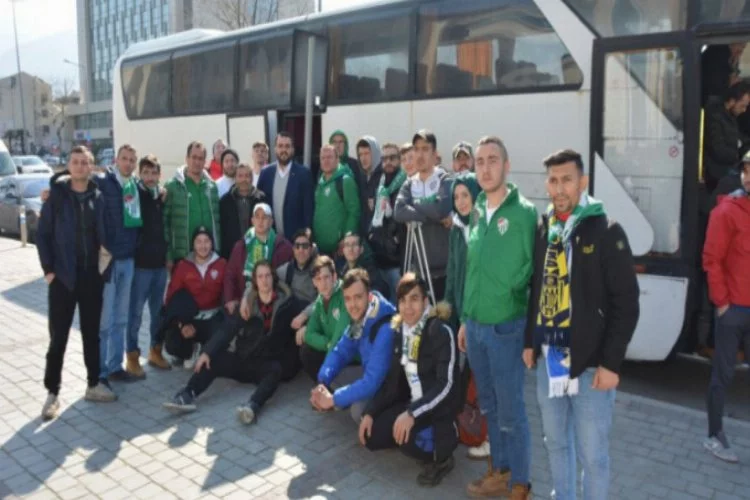 Bursasporlu taraftarlar kaza yaptıkları otobüsle geri döndü