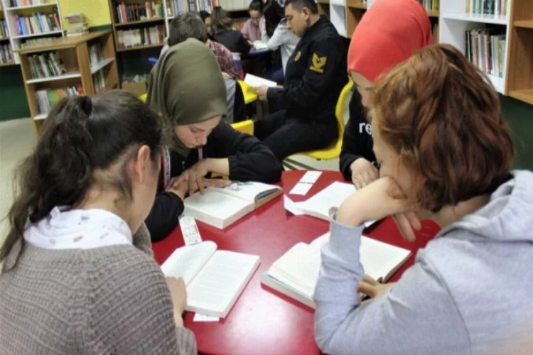 Bursa'nın bu ilçesinde idareciler öğrencilerle beraber kitap okuyor!