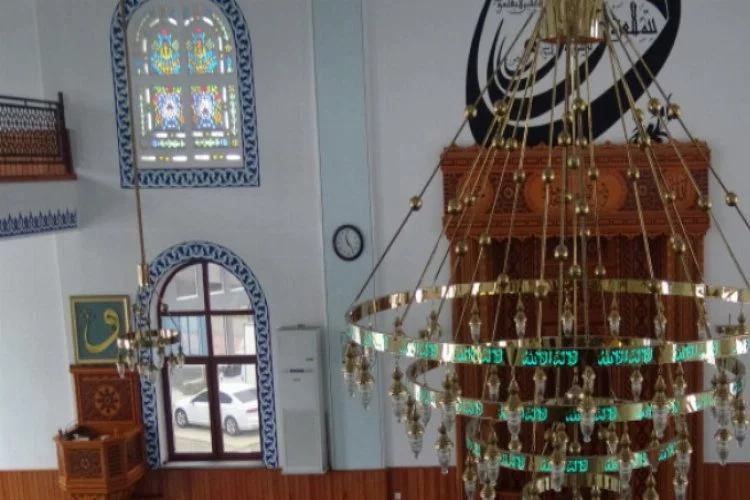 Bursa'da hatlı avizelerle camiler ışıl ışıl