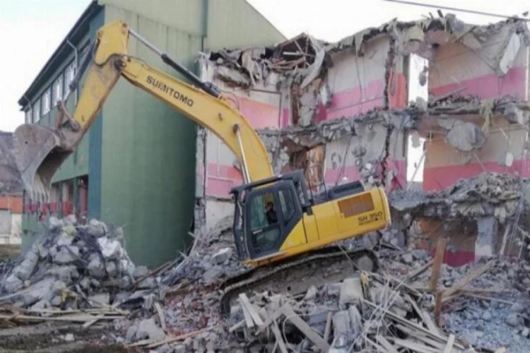 Elazığ'da 2 okulun daha yıkımına başlandı!