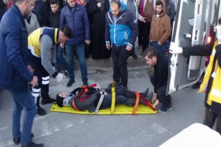 Bursa'da yaya geçidinde öğrenciye araç çarptı