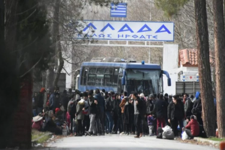 Yunanistan sınır kapısını otobüslerle kapattı!