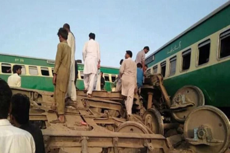 Tren ve otobüs çarpıştı: 18 ölü, 55 yaralı