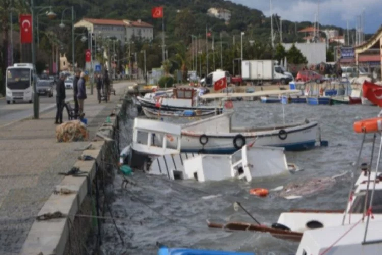 Şiddetli fırtına balıkçı teknelerini batırdı