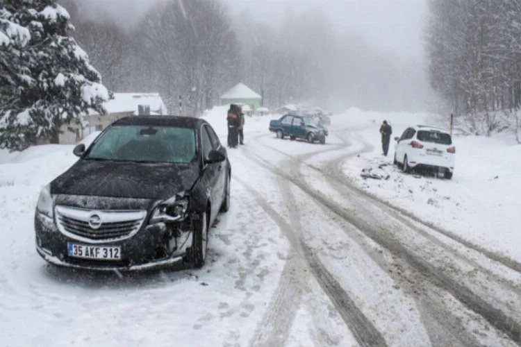 Domaniç-Bursa arasında kar yağışı ulaşımı etkiliyor!
