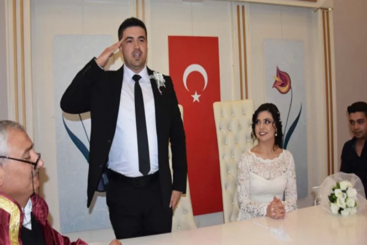 29 Şubat'ta nikah masasına oturan Bursalı Uzman Çavuş, asker selamıyla 'evet' dedi