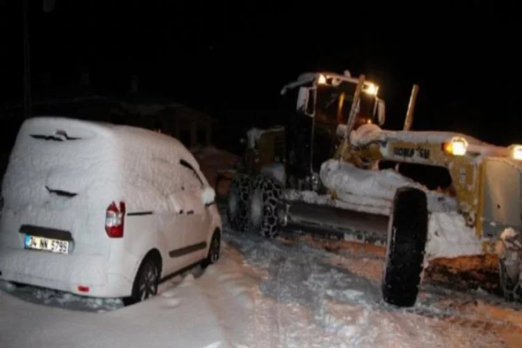 Karda mahsur kalan hasta taşıyan araç kurtarıldı