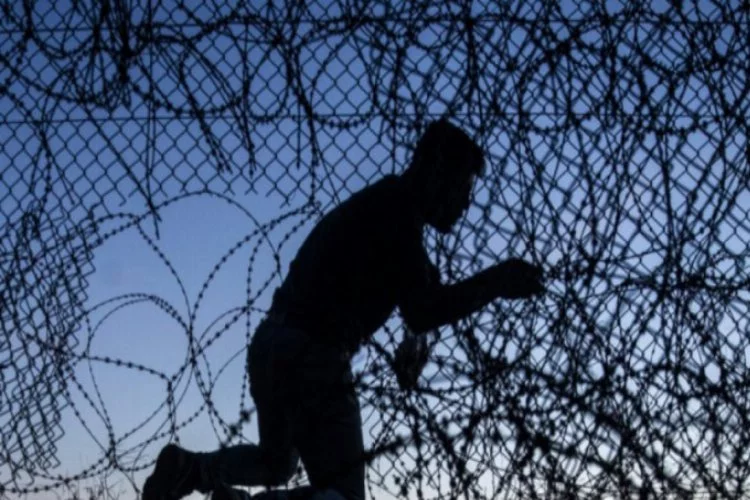 Göçmenler tel çitleri kesmeye başladı