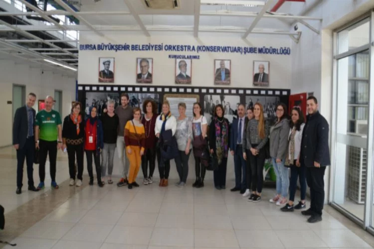 Bursa'da Avrupalı öğretmenler Harmandalı oynadı