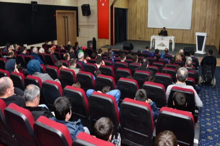 Bursa'da Ahmet Yenilmez anlattı, salondakiler duygulandı