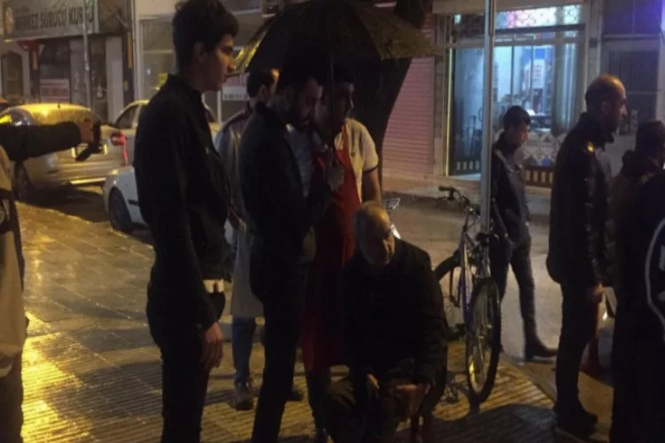 Bursa'da yaralı bisiklet sürücüsüne şemsiyeli koruma