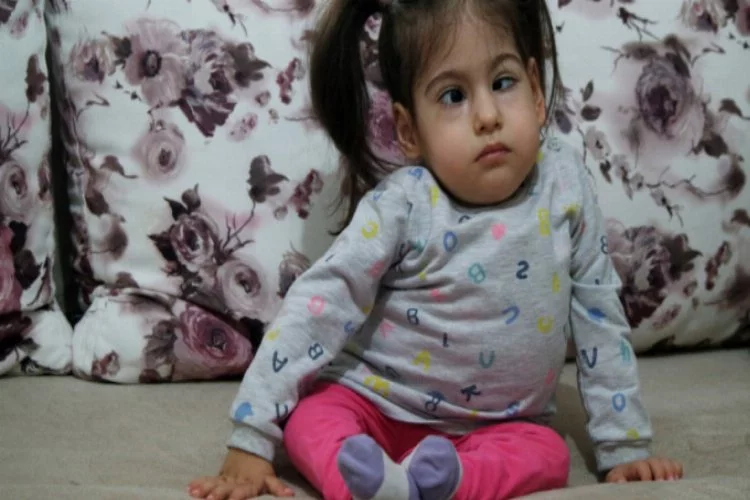 Bursalı minik Ravzanur yaşından fazla hastalıkla mücadele ediyor