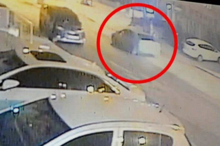Bursa'da el freni çekilmeyen otomobil, refüjdeki saksıya çarptı