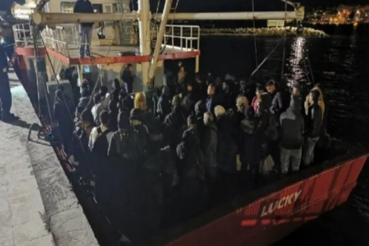 Balıkçı teknesinde 125 sığınmacı yakalandı