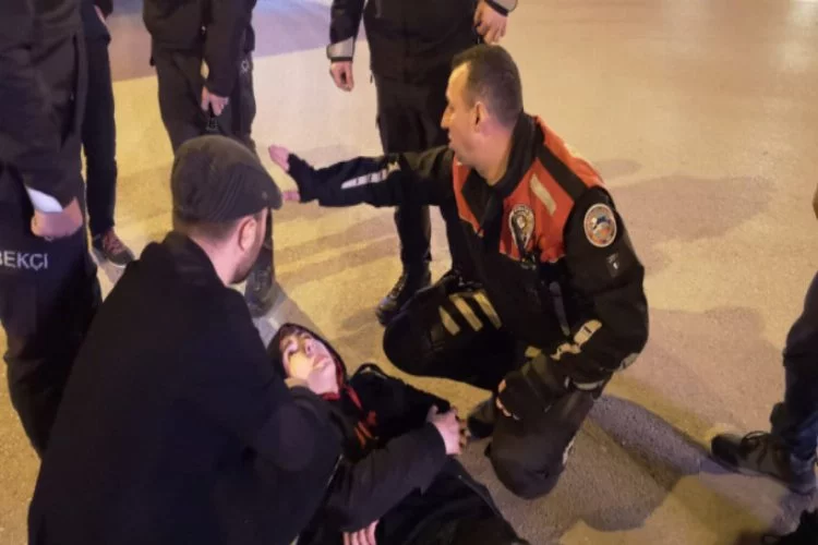 Bursa'da kamyonetin çarptığı patenli genç, yaralandı