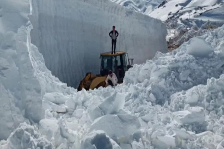 Askeri üs bölgesinde kar kalınlığı 10 metreyi aştı