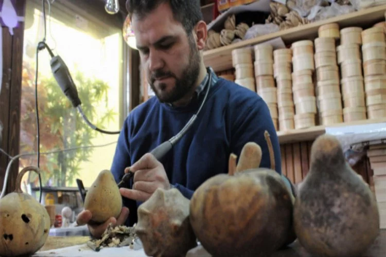 Bursa'da kabakları oyup hayvan figürlü çocuk lambası yaptı