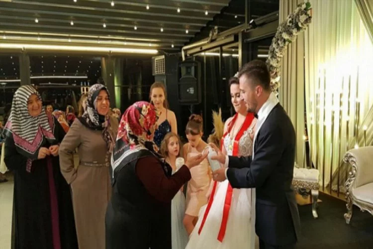 Düğüne gelen davetlilere dezenfektan tutuldu: 'Bu yılın en temiz düğünü'