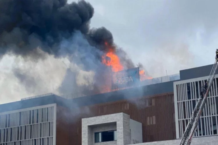 Otel çatısında çıkan yangın paniğe neden oldu!