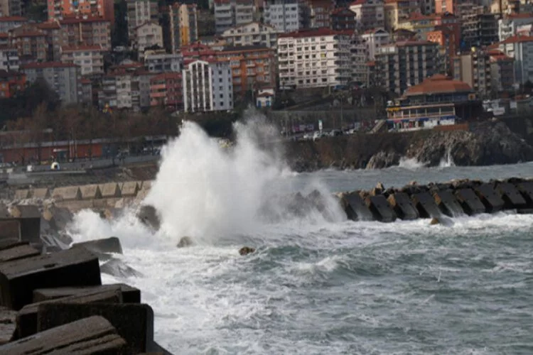 Zonguldak'ta şiddetli yağış ve rüzgar etkili