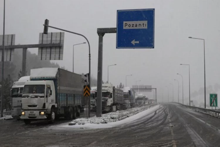 Adana-Ankara otoyolunda kar yağışı nedeniyle ulaşım aksıyor