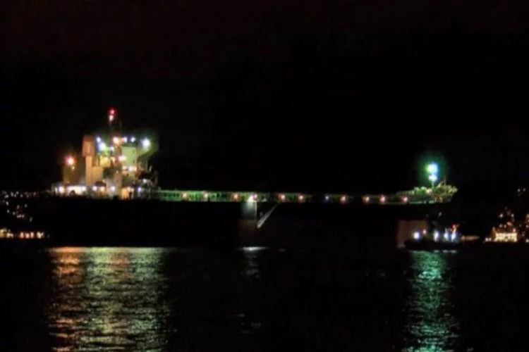 İstanbul Boğazı'nda dümeni kitlenen gemi kıyıya çekiliyor
