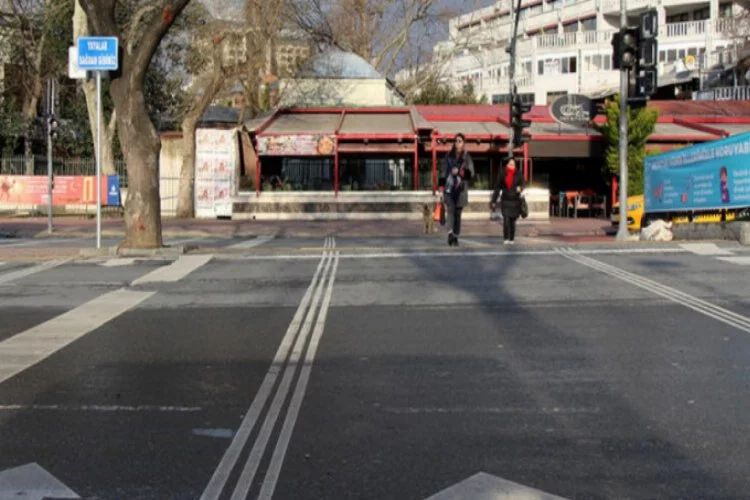 Beşiktaş'ta meydanlar ve sokaklar boş kaldı