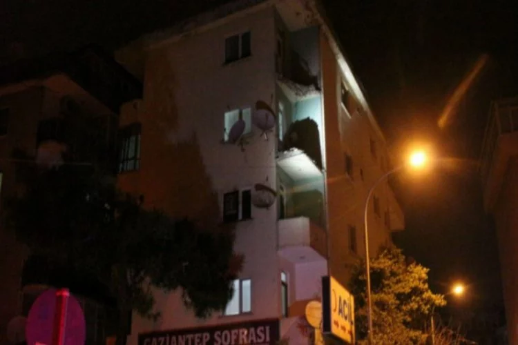 Gece yarısı 5 katlı binanın balkonları çöktü!