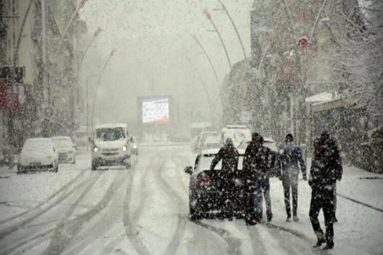 Muş'ta 35 köy yolu kardan kapandı