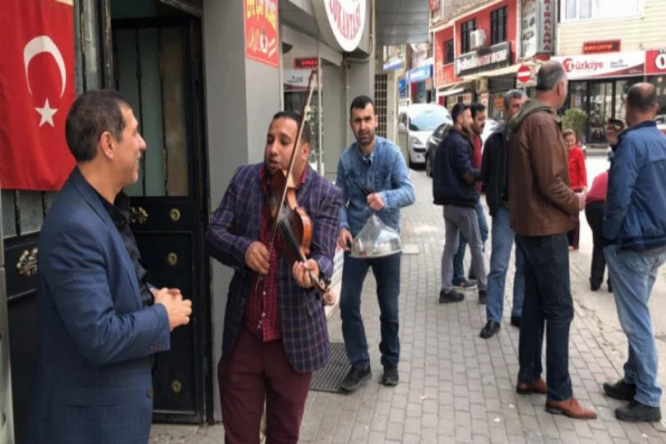 Bursa'da bir vatandaş, kemanını sokakta moral için çaldı