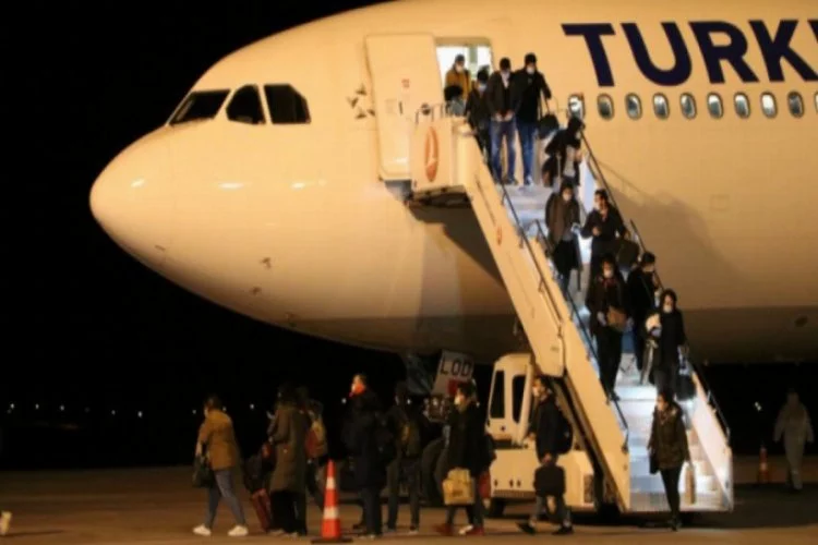 İrlanda'dan gelen öğrencileri taşıyan uçak indi