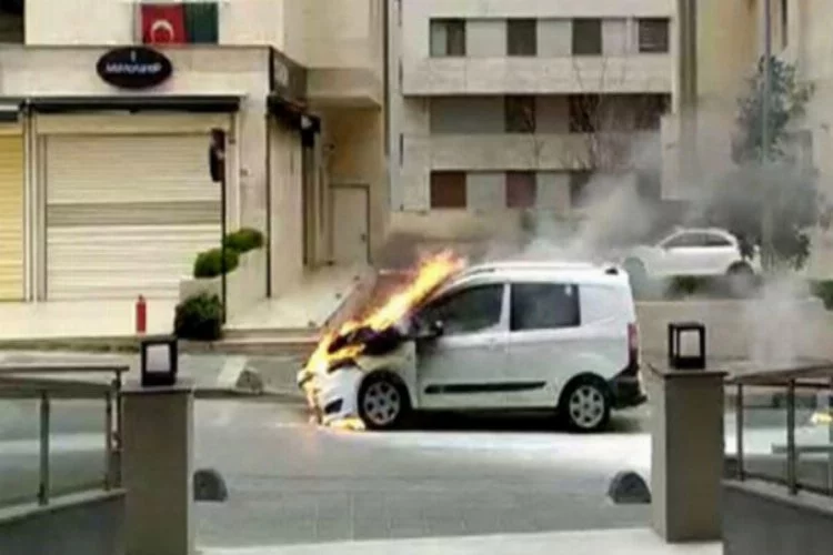 Otomobil alev alev yandı!