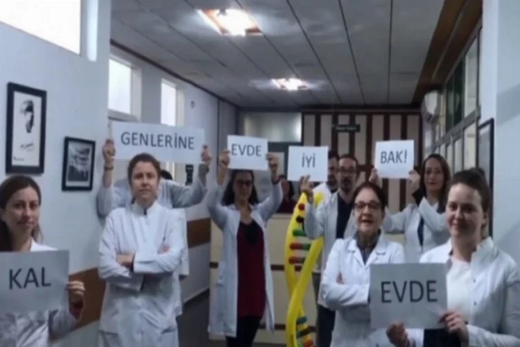 Bursasporlu futbolculardan hastane personelleriyle 'Evde kal' çağrısı