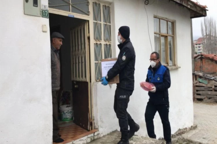 Bursa'da polis memurundan evde kalan yaşlılara duygulandıran sözler