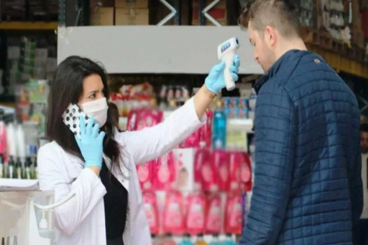 Müşteriler dezenfekte edildikten sonra alışveriş yapılıyor