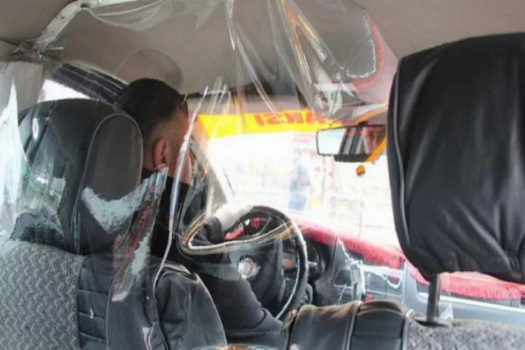 Taksiciden koronavirüsüne karşı şeffaf kabin