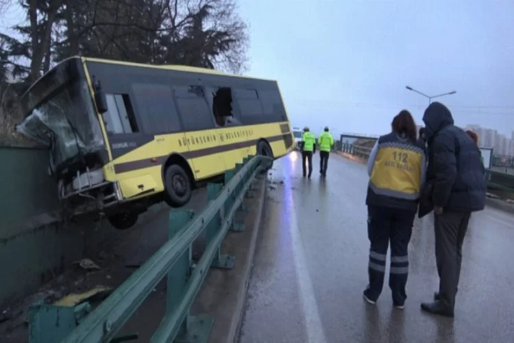 Bursa'da yoldan çıkan otobüs köprüde asılı kaldı!