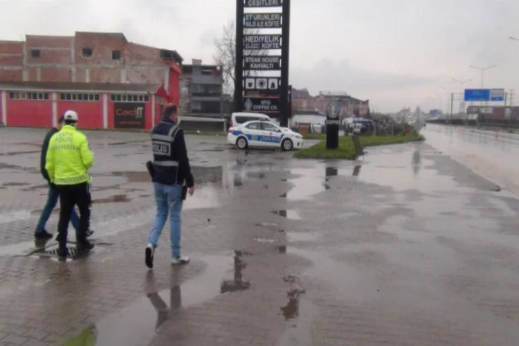 Bursa'da polisten toplumsal mesafe ve maske uygulaması