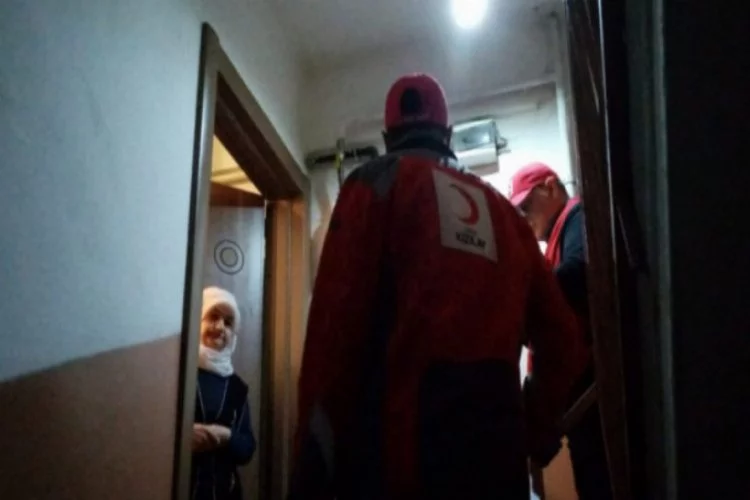 Bursa İnegöl'de Kızılay, evlerinde kalan vatandaşların ihtiyaçlarını gideriyor