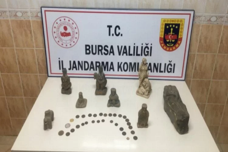 Bursa'da çok sayıda tarihi eseri satmak isterken yakalandılar!