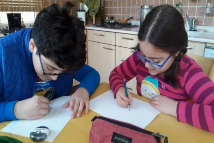 Bursa'da çocuklara uzaktan karikatür eğitimi