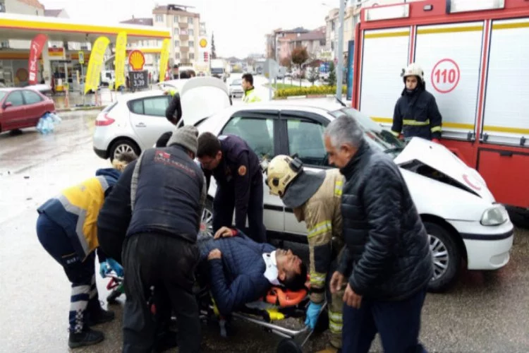 Bursa'da otomobil ile minibüsün çapıştığı kaza kamerada