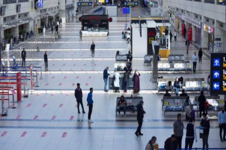 Antalya Havalimanı'nda apron boşaldı, uçaklar parka çekildi