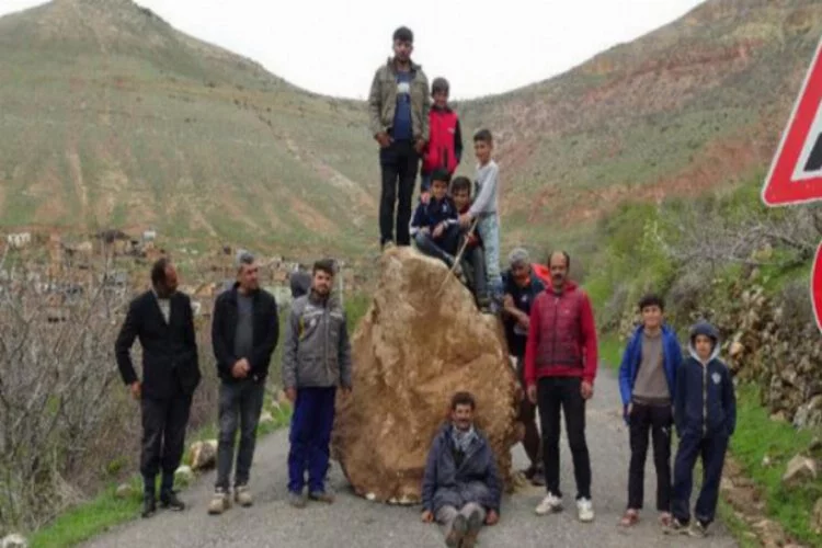Dağdan kopan kaya parçası, köy yolunda ulaşımı durdurdu