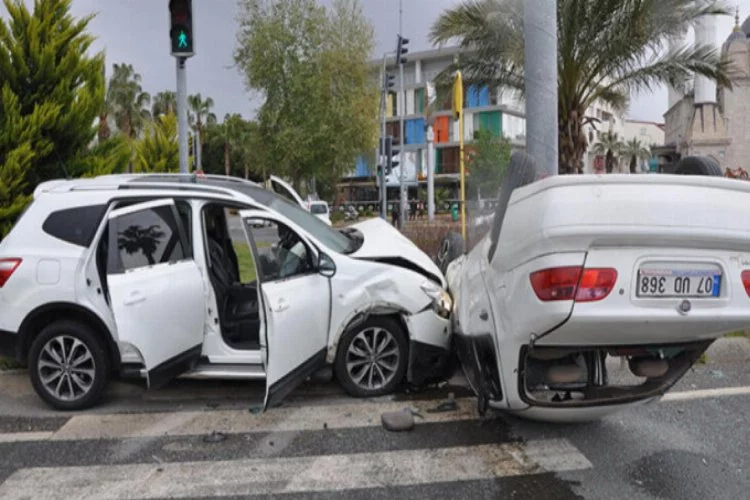 Sivil polis aracı ile otomobil çarpıştı: 2'si polis 3 yaralı