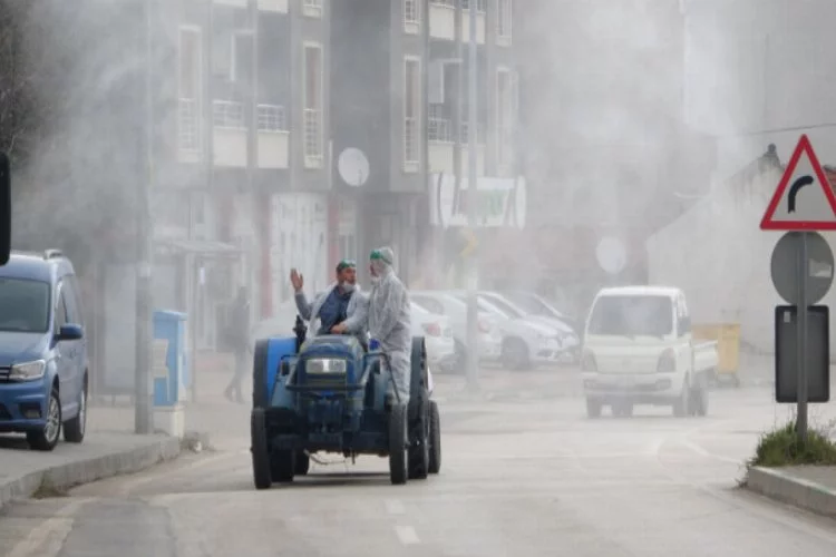 Bursa'da bütün ilçeyi traktörleriyle dezenfekte ettiler!